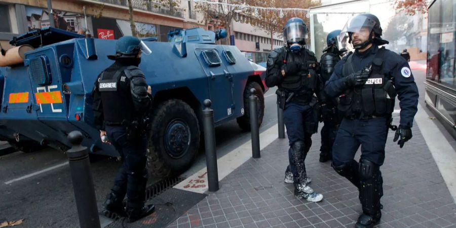 Polizisten bei den Ausschrietungen rund um die Gelbwestenproteste.