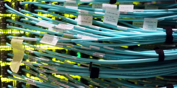 Netzwerk-Kabelsalat in einem Rechenzentrum (Symbolbild) Prysmian