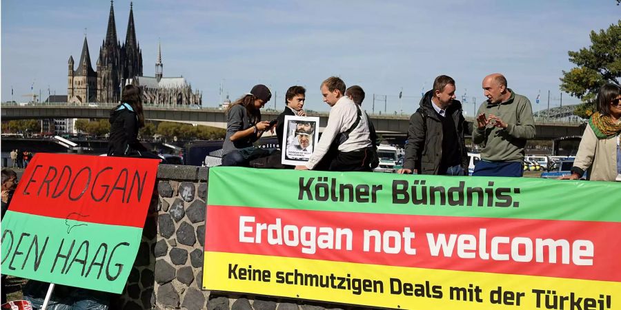 Demonstranten versammeln sich zu einer Kundgebung gegen den türkischen Staatspräsidenten Erdogan. Der türkische Präsident hält sich zu einem dreitägigen Staatsbesuch in Deutschland auf.