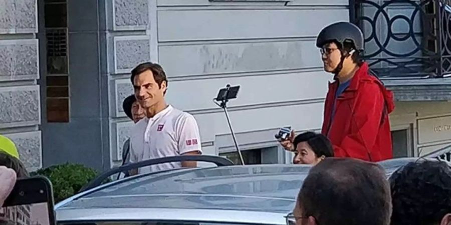 Fans entdecken den Tennis-Star Roger Federer in der Zürcher Altstadt und machen fleissig Fotos.