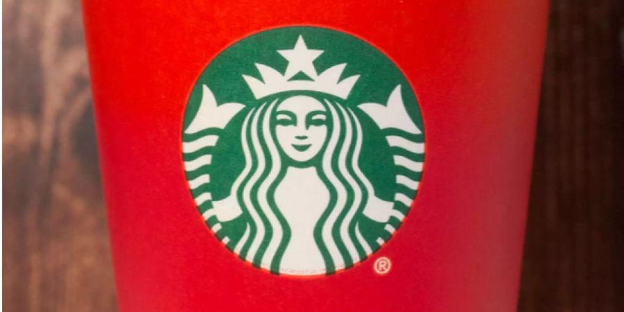 Das Starbucks-Logo auf einem Thermobecher.