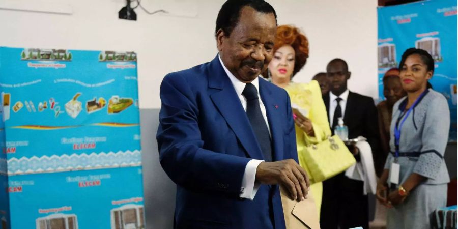 Paul Biya, Präsident von Kamerun, von der Partei der Demokratischen Volksbewegung, gibt seine Stimme bei den Präsidentschaftswahlen ab.