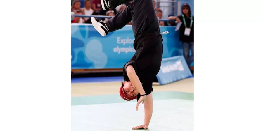 Eine Breakdancerin tanzt aus in den Olympische Sommer-Jugendspielen in Buenos Aires.