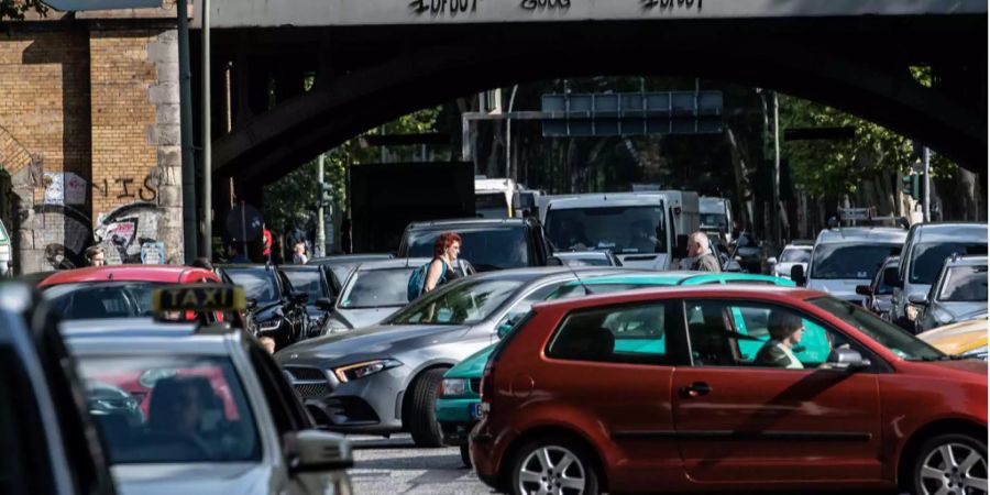 Dicht an dicht stehen Fahrzeuge auf der Puschkinallee unweit der Elsenbrücke.