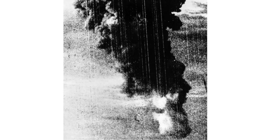 Erstes Funkbild von der Wolke der ersten französischen Kernwaffen-Explosion auf dem Mururoa-Atoll im Südpazifik, in einer Flugaufnahme vom 2. Juli 1966.
