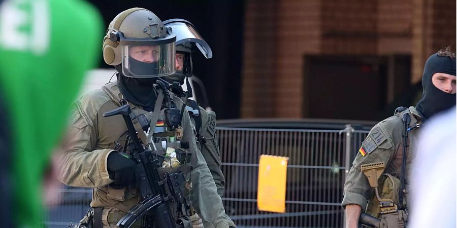 Polizeibeamte verlassen den Kölner Hauptbahnhof