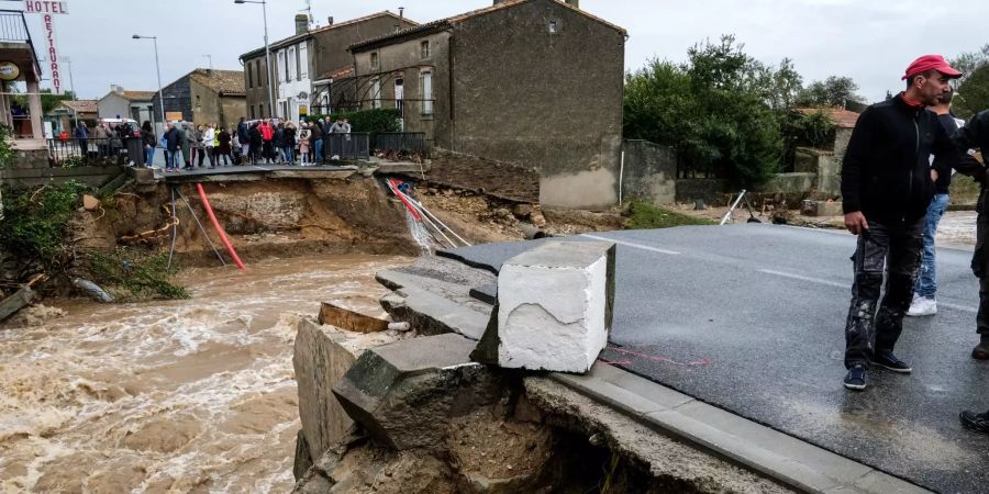 Blick auf eine zerstörte Brücke über den Fluss Trapel, nachdem ein Sturzbach sie weggerissen hatte.