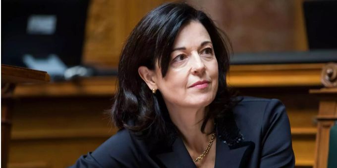 Regine Sauter (FDP/ZH) verfolgt eine Debatte im Nationalrat. Sie wünscht sich Regeln für einen international anerkannten Impfpass. fdp. die liberalen