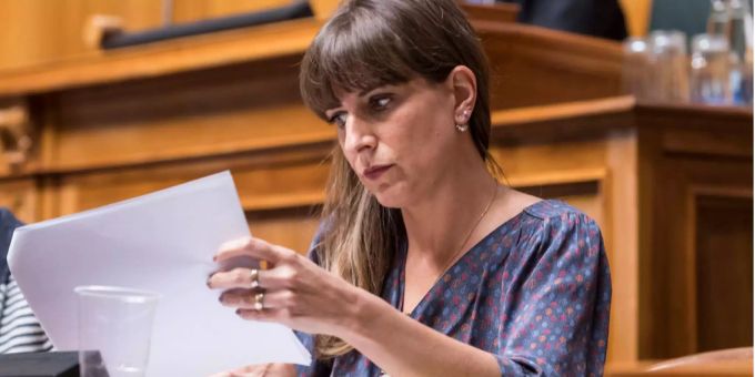 Kommissionssprecherin Rebecca Ruiz, SP-VD, studiert die Fahne der Debatte um Ergänzungsleistungen, an der Herbstsession der Eidgenössischen Räte, am Montag, 10. September 2018 im Nationalrat in Bern. Kommissionssprecherin Rebecca Ruiz, SP-VD, studiert die Fahne der Debatte um Ergänzungsleistungen, an der Herbstsession der Eidgenössischen Räte, am Montag, 10. September 2018 im Nationalrat in Bern.