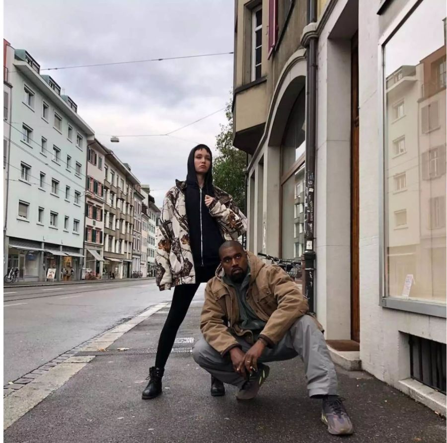 Kanye West und das Model in den Strassen Basels.