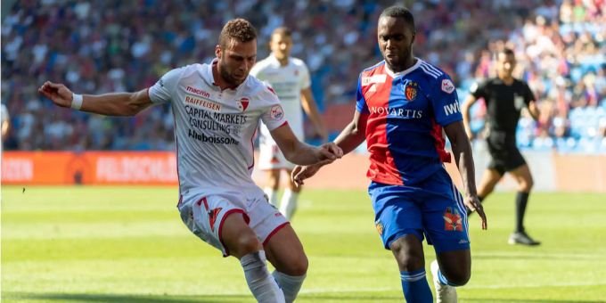 Sions Pajtim Kasami im Zweikampf mit Eder Balanta vom FC Basel. Sions Pajtim Kasami im Zweikampf mit Eder Balanta vom FC Basel.