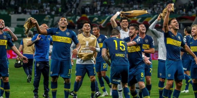 Die Mannschaft von Boca Juniors jubelt.