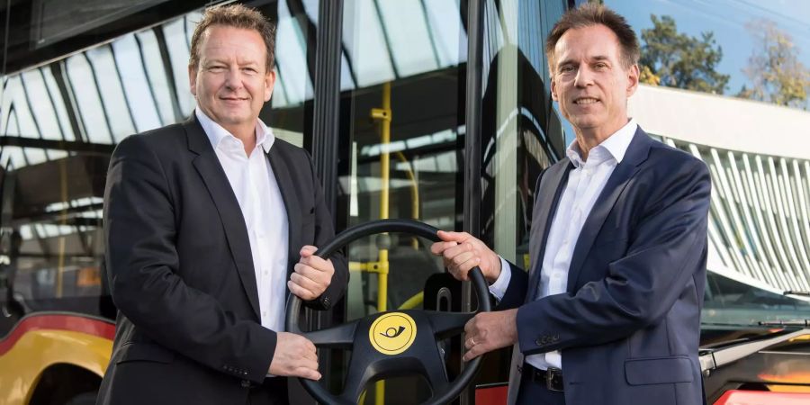 Christian Plüss, neuer Leiter PostAuto, rechts, übernimmt des Steuer von Tommy Baur, interimistischer Leiter PostAuto, am Donnerstag, 1. November 2018, in Bern.