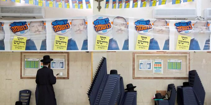 Für wen dieser orthodoxe Jude seine Stimme gegeben hat? Ein ultraorthodoxer Jude steht im Hauptquartier des Gemeindekandidaten Joseph Deitsch während der Gemeindewahlen.