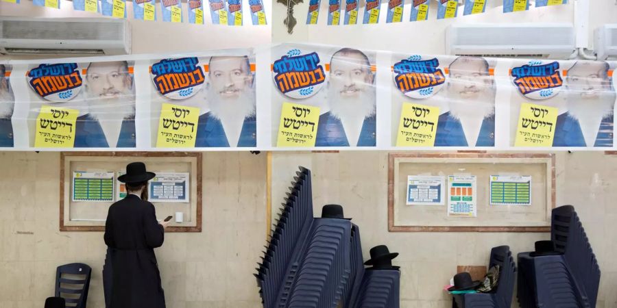 Ein ultraorthodoxer Jude steht im Hauptquartier des Gemeindekandidaten Joseph Deitsch während der Gemeindewahlen.