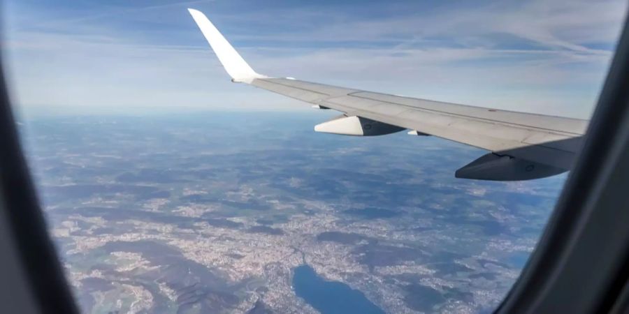 Blick aus dem Fenster eines Flugzeugs auf die Stadt Zürich (Archiv).