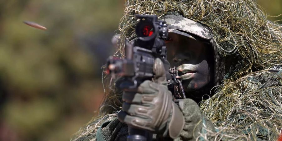 Ein südkoreanischer Soldat feuert während einer Übung auf Yeonpyeong Island seine Waffe ab.