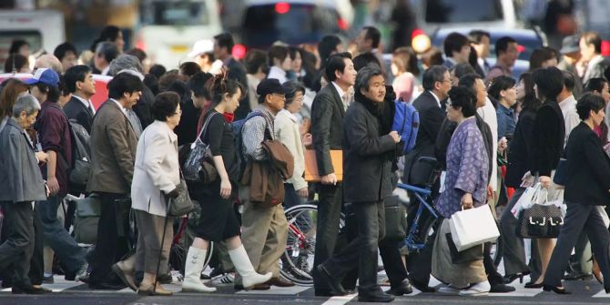 Menschen in Japan überqueren die Strasse.