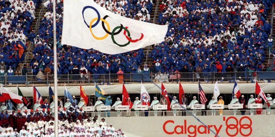 Bei der Eröffnungsfeier der Olympischen Winterspiele 1988 in Calgary ist im McMahon-Stadion die Olympische Fahne gehisst.