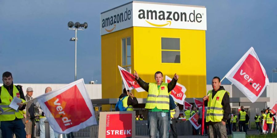 Amazon-Beschäftigte streiken am 14. Mai 2013 vor dem Logistik-Center des Internet-Versandhändlers in Bad Hersfeld (Hessen).