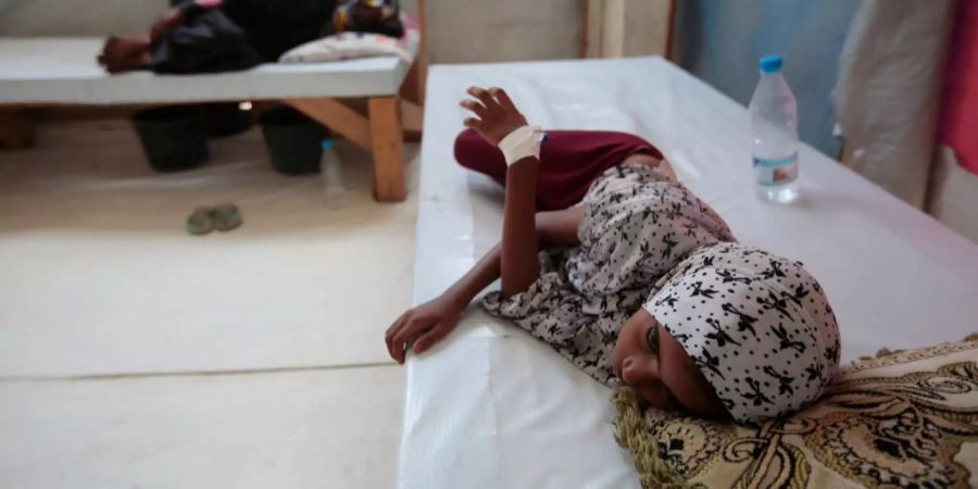 Ein Mädchen wird wegen einer vermuteten Cholera-Infektion in einem Krankenhaus behandelt.