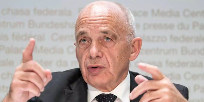 Bundesrat Ueli Maurer spricht sich für das Vorgehen der Eidgenössischen Steuerverwaltung, Namen von Drittpersonen an die USA auszuliefern, ohne diese vorher zu benachrichtigen, aus. Bundesrat Ueli Maurer spricht sich für das Vorgehen der Eidgenössischen Steuerverwaltung, Namen von Drittpersonen an die USA auszuliefern, ohne diese vorher zu benachrichtigen, aus.