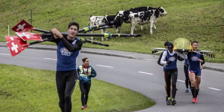 Wo es keine direkte Wasserverbindung gibt, müssen die Ruderer übers Land rennen.