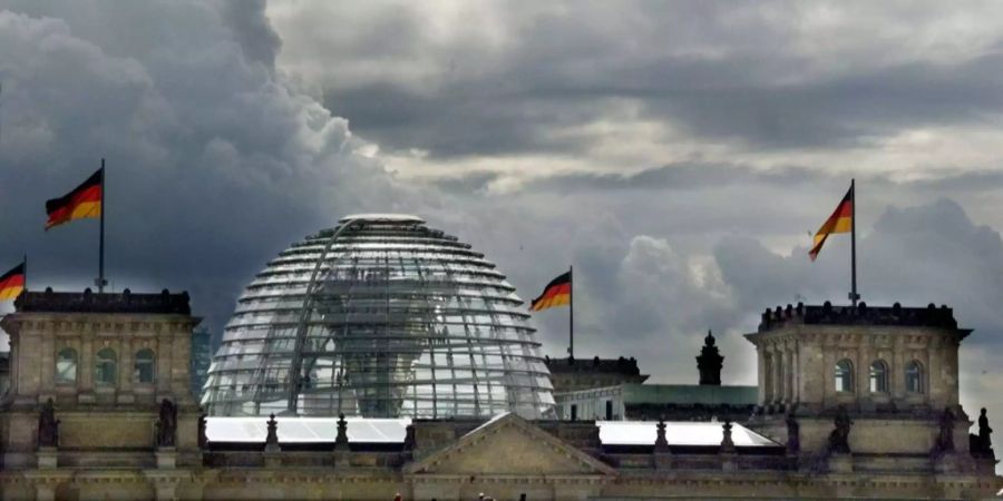 Dunkle Wolken über dem Reichstag in Berlin.