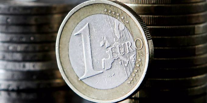 Das Wirtschaftsklima in der Euro-Zone trübt sich wieder. Euro-Münzen liegen gestapelt übereinander.