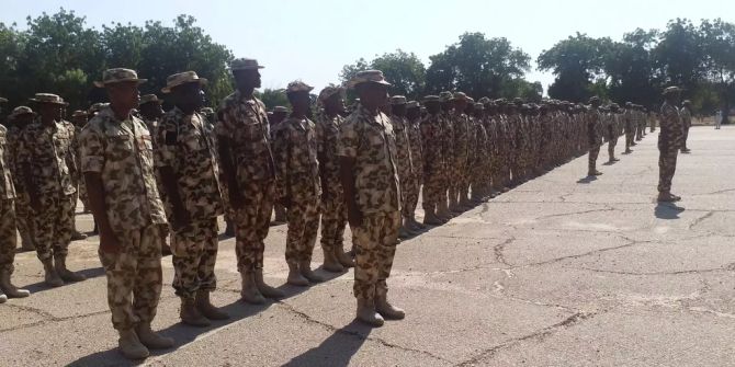 Soldaten in Nigeria stehen in Reihen.