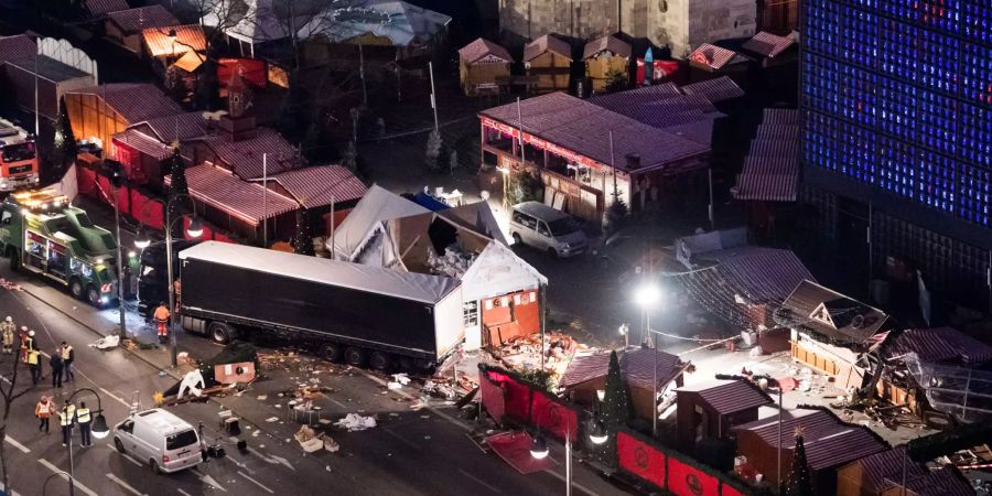 Eine Schneise der Verwüstung ist auf dem Weihnachtsmarkt am Breitscheidplatz in Berlin zu sehen.