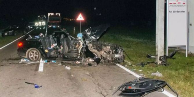 Das völlig zerstörte Auto steht auf der Strasse.