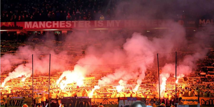 YB-Fans zünden Pyros während des Spiels gegen Manchester United.