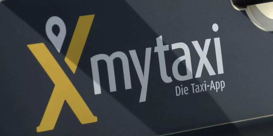Das Logo der App MyTaxi ist am Flughafen in Hamburg an einem Taxi zu sehen.