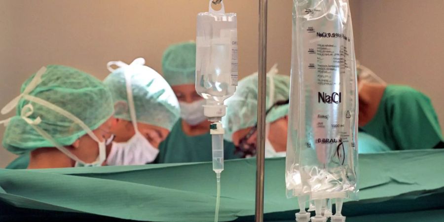 Ärzte während einer Operation.