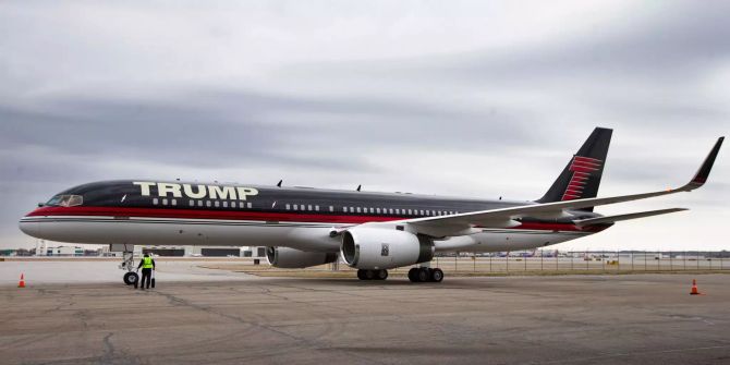 Der Privatjet von US-Präsident Donald Trump ist auf einem Flugplatz gelandet.