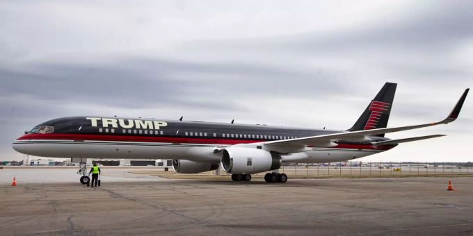 Der Privatjet von US-Präsident Donald Trump ist auf einem Flugplatz gelandet. Der Privatjet von US-Präsident Donald Trump ist auf einem Flugplatz gelandet.