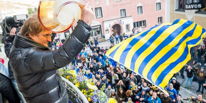 Arno Del Curto feiert seinen letzten Titel mit dem HC Davos im Jahre 2015.