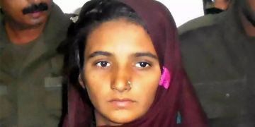 Asia Bibi wird auf einer Polizeistation Journalisten vorgeführt.