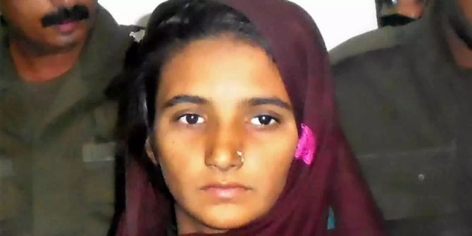 Asia Bibi wird auf einer Polizeistation Journalisten vorgeführt.