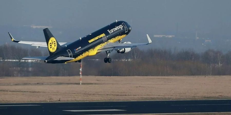 Eine Maschine des BVB Dortmund fliegt durch die Luft.