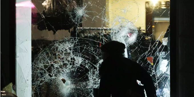 Ein Mensch läuft im Stadtteil Connewitz in Leipzig an einem beschädigtem Schaufenster vorbei. Ein Mensch läuft im Stadtteil Connewitz in Leipzig an einem beschädigtem Schaufenster vorbei.