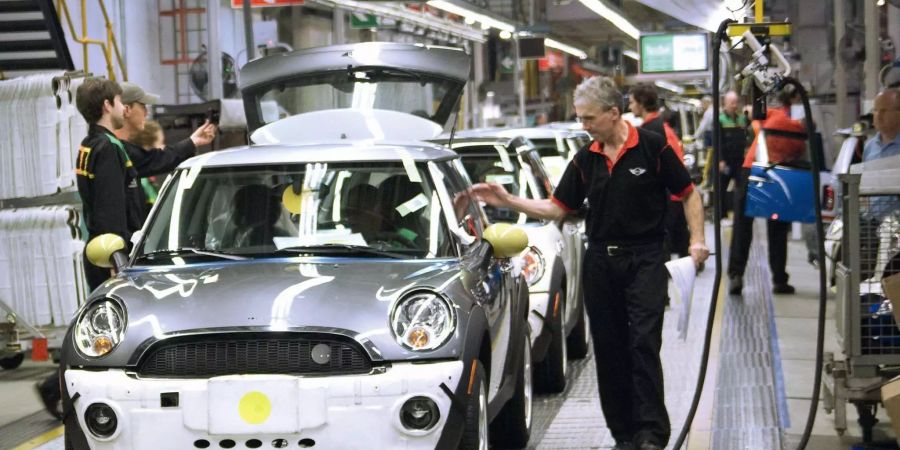 Ein undatiertes Firmenfoto zeigt die Produktion von Mini-Fahrzeugen im Werk in Oxford (GB).