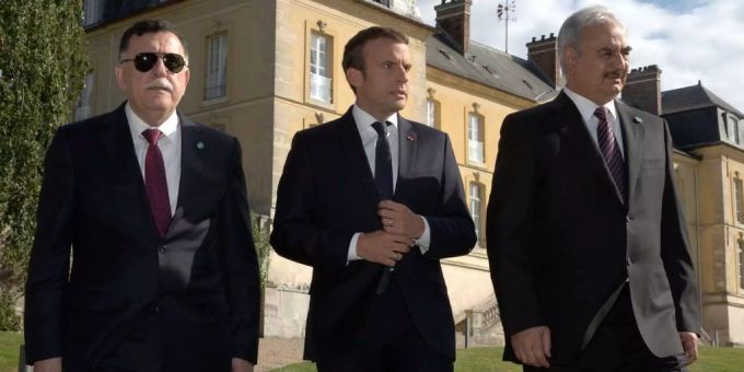 Der französische Präsident Emmanuel Macron (Mitte) schreitet mit dem libyschen Premierminister Fayez al-Sarraj (l.) und General Kahlifa Haftar (r.) Ende Juli in Paris. Haftar Macron Fayez al-Sarraj