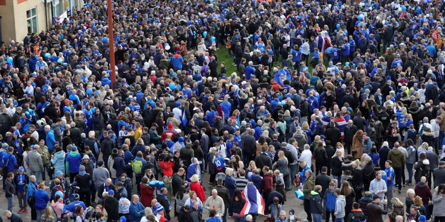 Nach Hubschrauberabsturz Leicester City – 10.11.2018, Grossbritannien, Leicester: Fans des Fussballvereins Leicester City versammeln sich auf dem Jubilee Square in Leicester, bevor sie an einem Gedenkspaziergang zum King Power Stadion zu Ehren des verstorbenen Clubbesitzers Srivaddhanaprabha und vier weiterer Personen teilnehmen. Bei einem Hubschrauberabsturz am Stadion von Leicester City.