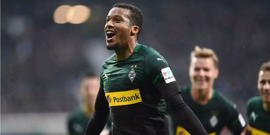 Gladbachs Alassane Plea jubelt über sein Tor gegen Bremen.