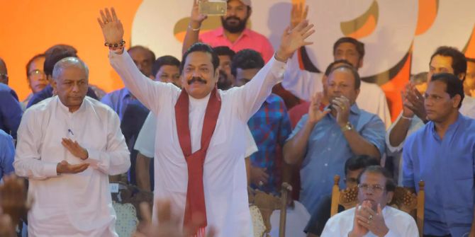 Mahinda Rajapaksa, der neue Premierminister Sri Lankas jubelt.