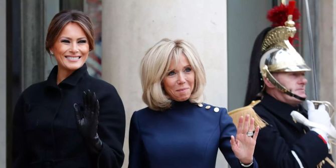 Brigitte Macron (r.) und Melania Trump winken vor dem Élysée Palast in Paris den Leuten zu.