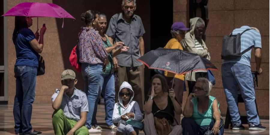 Venezolaner warten in Caracas vor einer Bank.