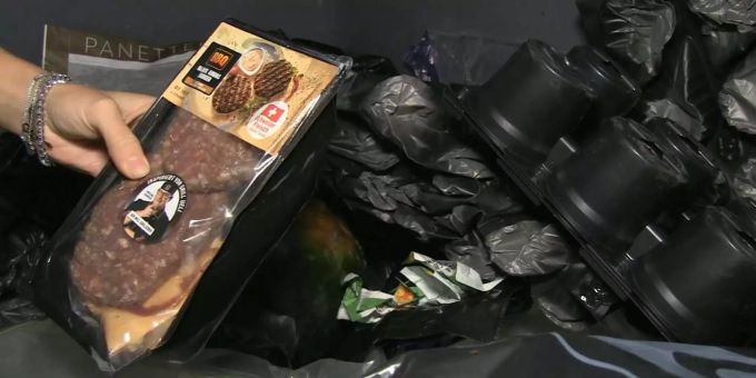 Gegen Verschwendung - Junge Grüne wühlen im Müll nach Essen